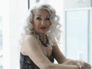 CougarFetish - Spectacle sexy avec cette Fétichiste aux cheveux dorés sur la plateforme XLove.com 